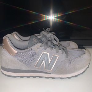 Womens New Balance tennis shoes